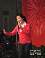曾静萍在全国人大代表联欢会上表演